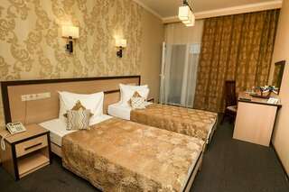 Гостиница Оазис Зип Краснодар Двухместный номер с 2 отдельными кроватями и балконом-2